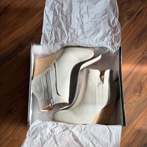 Coclico Women's Light Gray Ankle Booties